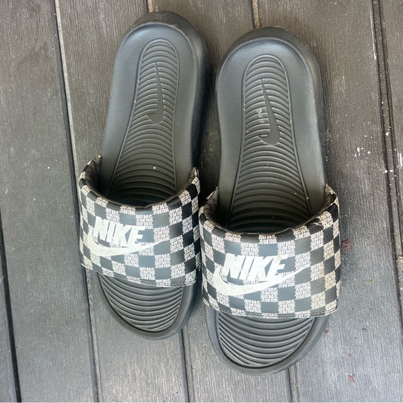 Nike Men’s sz 11 flip flops Checkered Black and White Slides shower shoes beach - Picture 1 of 10